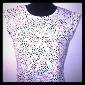 The limited round neck  short sleeve blouse.